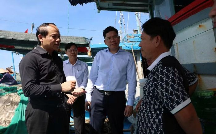 Lãnh đạo Thanh tra Chính phủ và Ủy ban nhân dân Thành phố Hồ Chí Minh trò chuyện, nắm bắt tâm tư, nguyện vọng của bà con ngư dân. (Ảnh: Lê Đình Thìn)