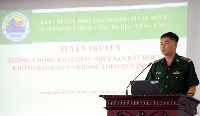 Lãnh đạo Ban Chỉ huy Biên phòng cửa khẩu cảng Bà Rịa-Vũng Tàu tuyên truyền phòng, chống IUU cho ngư dân tháng 7/2026. (Ảnh: Lê Đình Thìn)
