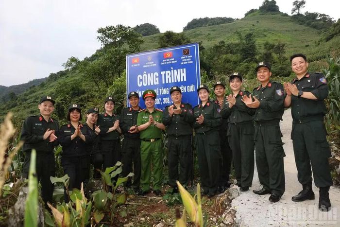 Đại tá Đỗ Tiến Thùy, Phó Tư lệnh Cảnh sát cơ động cùng các đại biểu tại công trình "Con đường Đoàn kết".