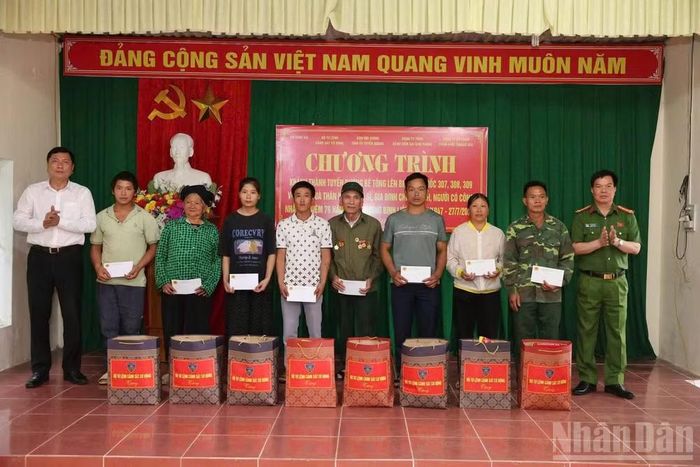 Đại tá Đỗ Tiến Thùy, Phó Tư lệnh Cảnh sát cơ động tặng quà các thân nhân liệt sĩ tại xã Vị Xuyên, tỉnh Tuyên Quang.