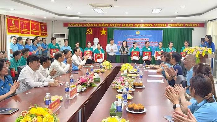 Trao quà cho công đoàn viên lao động.