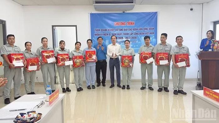 Chủ tịch Ủy ban nhân dân tỉnh Vĩnh Long trao quà cho đoàn viên công đoàn.