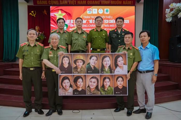 Trao tặng 10 chân dung di ảnh màu của các nữ Anh hùng liệt sĩ dân quân Lam Hạ (Hà Nam) cho Bảo tàng tỉnh Ninh Bình.
