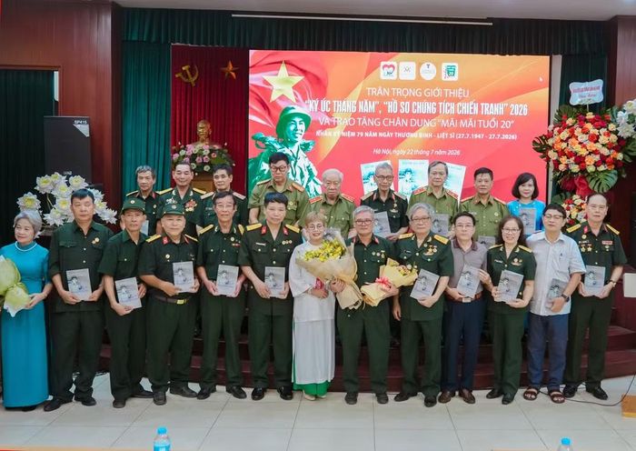 Thương binh Nguyễn Duy Hiền tặng sách để lưu trữ tại Bảo tàng Phụ nữ Việt Nam