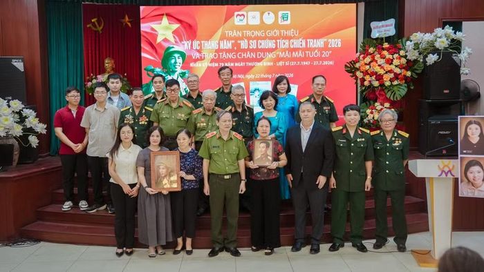 Trao di ảnh "Mãi mãi tuổi 20" cho các gia đình liệt sĩ.