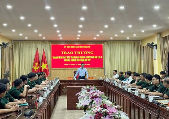 Quang cảnh buổi lễ khen thưởng.