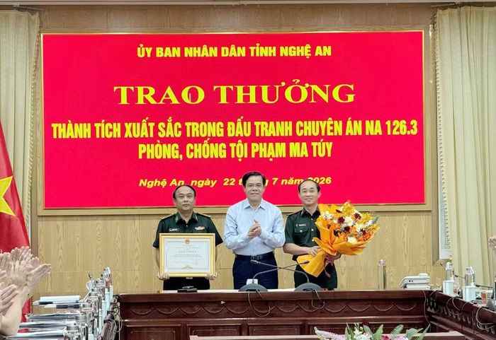 Chủ tịch Ủy ban nhân dân tỉnh Nghệ An Võ Trọng Hải trao bằng khen cho Ban Chỉ huy Bộ đội biên phòng tỉnh Nghệ An.
