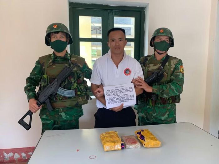 Đối tượng Lương Văn Thoi và tang vật bị bắt giữ.