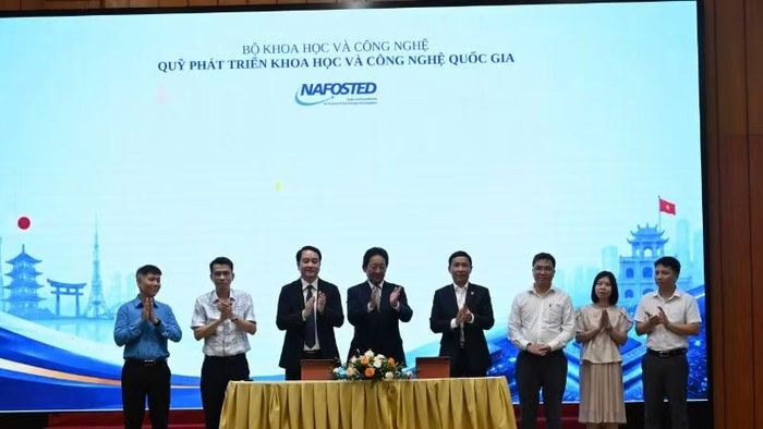 Ký kết hợp đồng tài trợ nhiệm vụ hợp tác nghiên cứu lĩnh vực bán dẫn. (Ảnh: BÍCH LIÊN)
