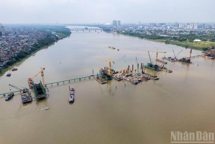 Theo thiết kế, dự án cầu Trần Hưng Đạo có toàn tuyến dài khoảng 4,18km, trong đó cầu chính dài 870m gồm 6 nhịp vòm thép mang biểu tượng vô cực, cầu dẫn hai đầu dài khoảng 1,15km cùng hệ thống 3 nút giao lớn kết nối đồng bộ với mạng lưới giao thông hiện hữu. Dự án gồm 5 dự án thành phần, bao gồm 3 dự án giải phóng mặt bằng và 2 dự án xây lắp.