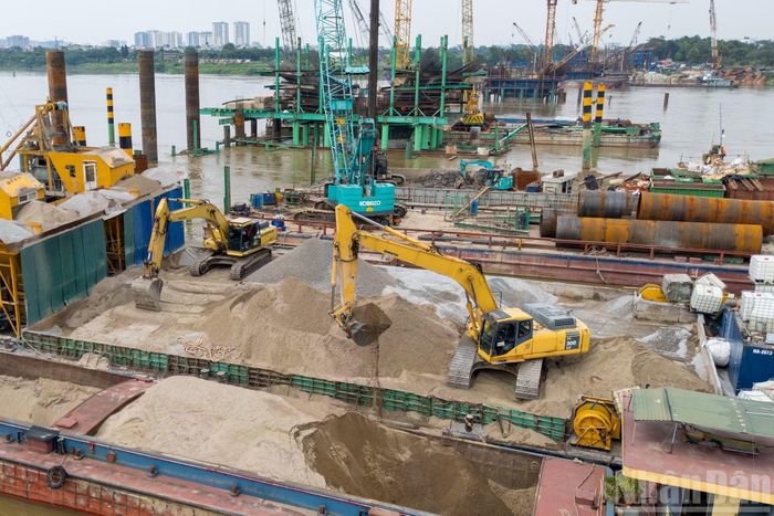 Trên toàn công trường cầu Trần Hưng Đạo hiện có khoảng 50 thiết bị thi công các loại như máy xúc, xà lan, cần cẩu và cẩu tháp hoạt động liên tục. Riêng hạng mục khoan cọc nhồi đang được triển khai với 21 mũi khoan. Trong đó có 8 mũi khoan tại khu vực hai đầu tuyến và 13 mũi khoan ở khu vực giữa sông Hồng.