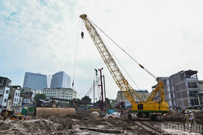 Hiện tại, công trường cầu Trần Hưng Đạo đang hoạt động nhộn nhịp, đẩy nhanh tiến độ ở tất cả các hạng mục trên toàn dự án.
