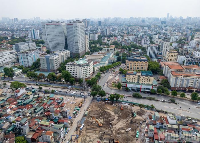 Cầu Trần Hưng Đạo có điểm đầu nằm tại khu vực ngã 5 Trần Hưng Đạo - Trần Thánh Tông - Lê Thánh Tông (phường Cửa Nam và phường Hai Bà Trưng).