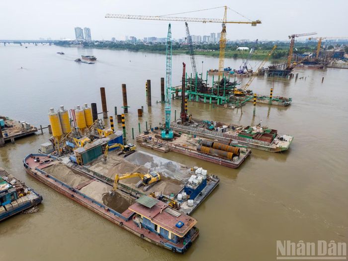 Đến giữa tháng 7/2026, đơn vị thi công đã hoàn thành 208/236 cọc khoan nhồi cầu dẫn phía Long Biên và cầu vượt Cổ Linh; 207/284 cọc khoan nhồi cầu nhánh; hoàn thiện 6/7 bệ trụ cầu chính; 18/26 bệ mố, trụ cùng 14/26 thân mố, trụ cầu dẫn phía Long Biên; đồng thời hoàn thành 3/4 bệ và thân mố, trụ cầu vượt Cổ Linh.
