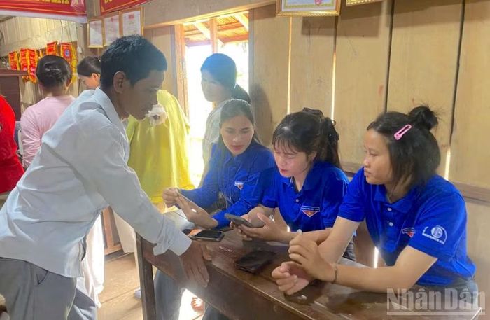Đưa dịch vụ công đến tận thôn giúp người dân giảm thời gian, chi phí đi lại.