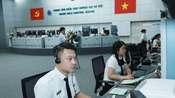 Kiểm soát viên không lưu tại Trung tâm Kiểm soát đường dài, bảo đảm hoạt động bay an toàn, điều hòa và liên tục của VATM thực hiện điều hành bay.