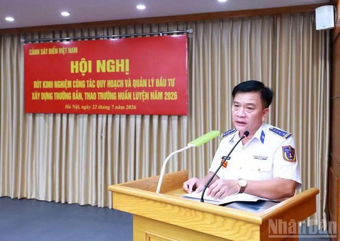 Thủ trưởng Bộ Tham mưu Cảnh sát biển báo cáo công tác quy hoạch và quản lý đầu tư xây dựng trường bắn, thao trường huấn luyện.
