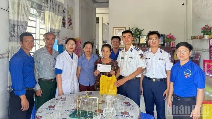 Thăm, tặng quà, khám bệnh, cấp phát thuốc miễn phí cho các hộ gia đình chính sách tại thôn Thọ Khương, xã Núi Thành, thành phố Đà Nẵng.