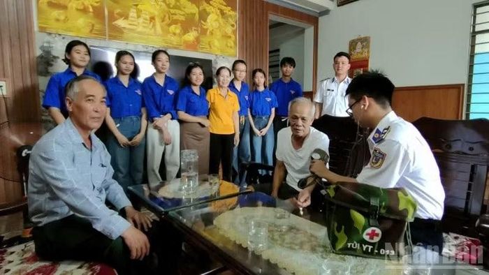 Khám bệnh, cấp phát thuốc miễn phí cho các hộ gia đình chính sách tại thôn Thọ Khương, xã Núi Thành, thành phố Đà Nẵng.