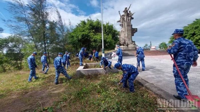 Đoàn viên, thanh niên Bộ Tư lệnh Vùng đã phối hợp với Đoàn các địa phương ra quân vệ sinh, chỉnh trang, tu bổ bảy Nghĩa trang liệt sĩ, một Đài tưởng niệm.