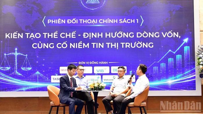 Các diễn giả trao đổi, thảo luận thẳng thắn, cởi mở về “Kiến tạo thể chế - Định hướng dòng vốn - Củng cố niềm tin thị trường”. (Ảnh: HNV)