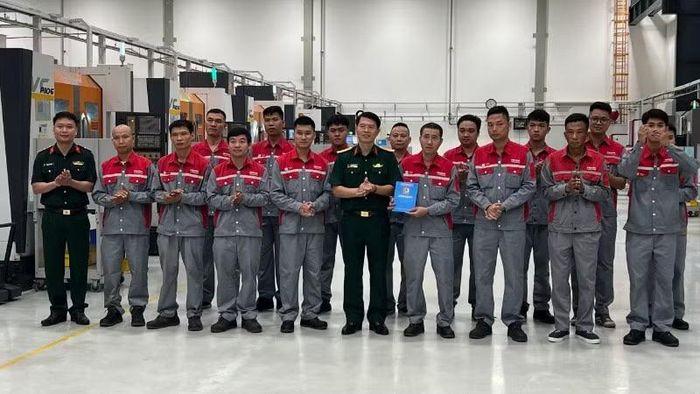 Đại tá Nguyễn Hồng Lợi, Trưởng Ban Công đoàn Quốc phòng thăm hỏi, trao quà động viên đội tuyển Tổng Công ty sản xuất thiết bị Viettel.