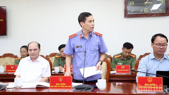 Đại diện Viện kiểm sát nhân dân tỉnh Tuyên Quang tham gia ý kiến tại hội nghị.