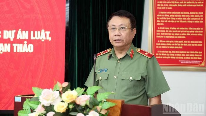 Thiếu tướng Nguyễn Đức Thuận, Giám đốc Công an tỉnh Tuyên Quang phát biểu ý kiến tại hội nghị.