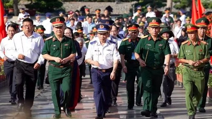 Đoàn công tác Cảnh sát biển Việt Nam dâng hương tại Nghĩa trang Hàng Dương. (Ảnh: Vùng Cảnh sát biển 3 cung cấp)