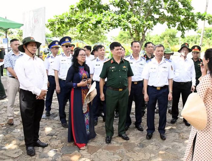 Đoàn công tác Cảnh sát biển Việt Nam tham quan Khu di tích Quốc gia đặc biệt Nhà tù Côn Đảo. (Ảnh: Vùng Cảnh sát biển 3 cung cấp)