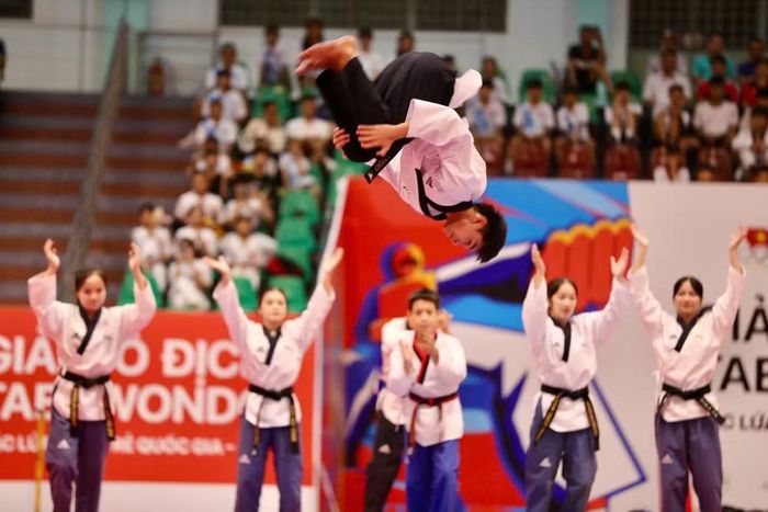 Ngoài tổ chức thi đấu, giải có những buổi biểu diễn kỹ thuật để thu hút khán giả.