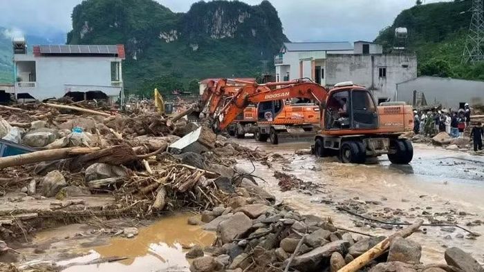 Máy móc được huy động nhằm khắc phục thiệt hại do mưa lớn tại bản Chít, Mường Than, tỉnh Lai Châu. (Ảnh: TRẦN ANH TUẤN)