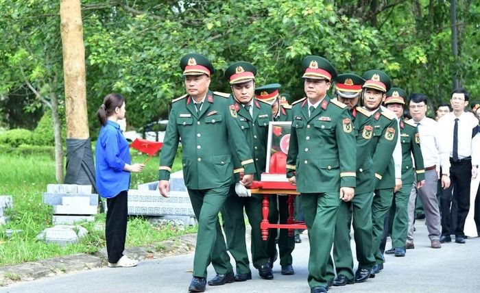 Lãnh đạo, chỉ huy Đoàn kinh tế-quốc phòng 337 và cấp ủy, chính quyền địa phương di chuyển hài cốt liệt sĩ về khu vực an táng.