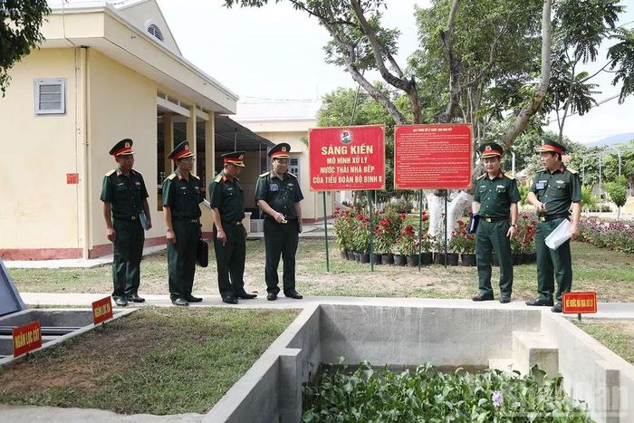 Ban giám khảo chấm thi sáng kiến ngành doanh trại của đơn vị.