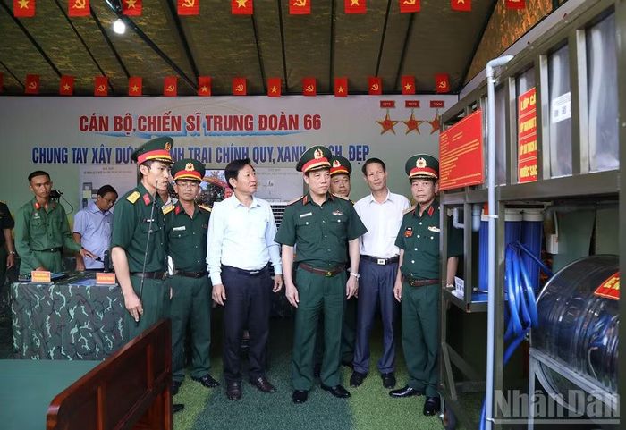 Thiếu tướng Vũ Văn Cường, Phó Chính ủy Tổng cục Hậu cần-Kỹ thuật và các đại biểu tham quan sáng kiến ngành doanh trại của Trung đoàn.