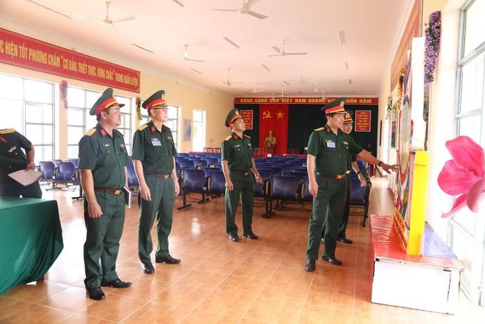 Ban giám khảo chấm thi nội dung bảng, biển chính quy tại phòng Hồ Chí Minh.