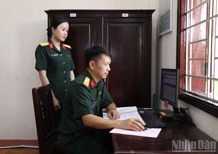 Ban giám khảo chấm thi công tác chuyển đổi số ngành doanh trại.