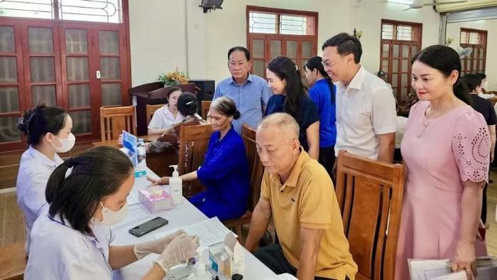 Phường Hải An (Hải Phòng) phối hợp Bệnh viện Hữu nghị Việt-Tiệp và Bệnh viện đa khoa Quốc tế tổ chức khám sức khỏe định kỳ, khám sàng lọc miễn phí cho người có công cao tuổi, người khuyết tật cao tuổi và thành viên hộ cận nghèo cao tuổi trên địa bàn.