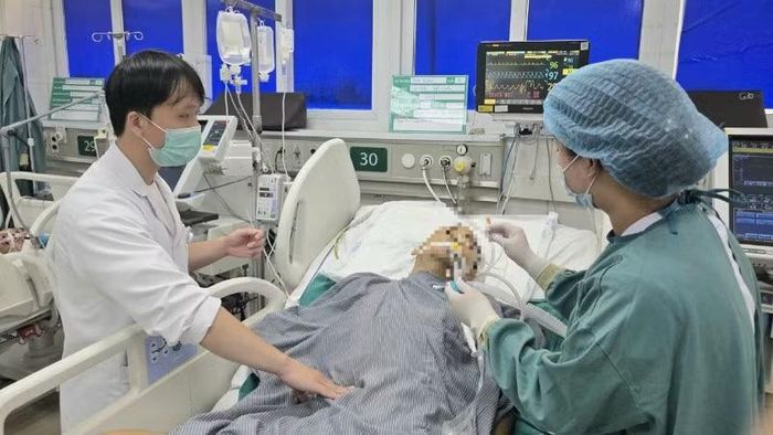 Các thầy thuốc chạy đua với thời gian để cứu chữa cho người bệnh.