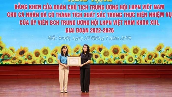 Đồng chí Nguyễn Thị Hương, Phó Bí thư Thường trực Tỉnh ủy Bắc Ninh trao Bằng khen của Trung ương Hội Liên hiệp Phụ nữ Việt Nam tặng Chủ tịch Hội Liên hiệp Phụ nữ tỉnh Bắc Ninh.