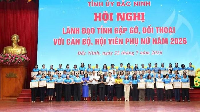 Các đồng chí lãnh đạo tỉnh chụp ảnh lưu niệm với các cá nhân, tập thể có nhiều thành tích trong các phong trào thi đua chào mừng các sự kiện chính trị lớn của đất nước.