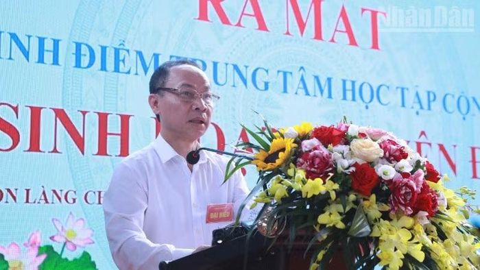 Ông Nguyễn Quang Tuấn, Phó Giám đốc Sở Giáo dục và Đào tạo Hà Nội phát biểu tại lễ ra mắt mô hình điểm Trung tâm học tập cộng đồng xã Thanh Oai.