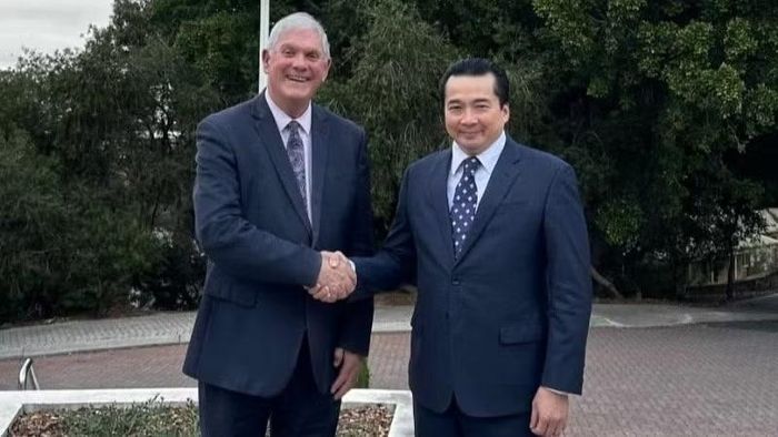 Tổng Lãnh sự Phạm Hải Anh chào xã giao Thị trưởng thành phố Cockburn Logan K. Howlett JP. (Ảnh do Tổng Lãnh sự quán Việt Nam tại Perth cung cấp)