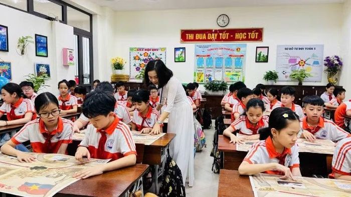 Cô và trò Trường tiểu học Suối Hoa, phường Kinh Bắc.