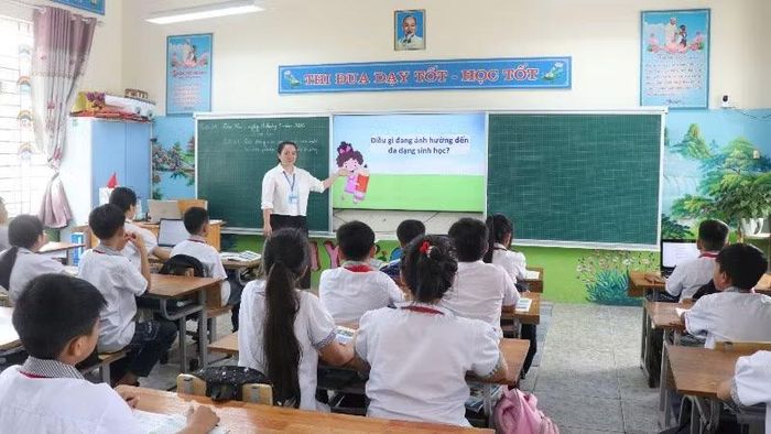 Tiết học của cô và trò Trường tiểu học Tây Yên Tử (xã Tây Yên Tử).