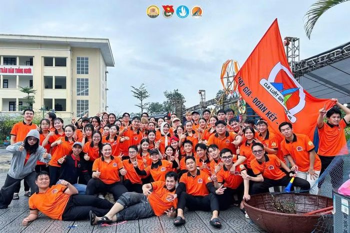 Câu lạc bộ Luật gia Tương lai.