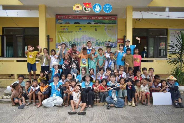 Một hoạt động thiện nguyện của Đội Công tác xã hội.