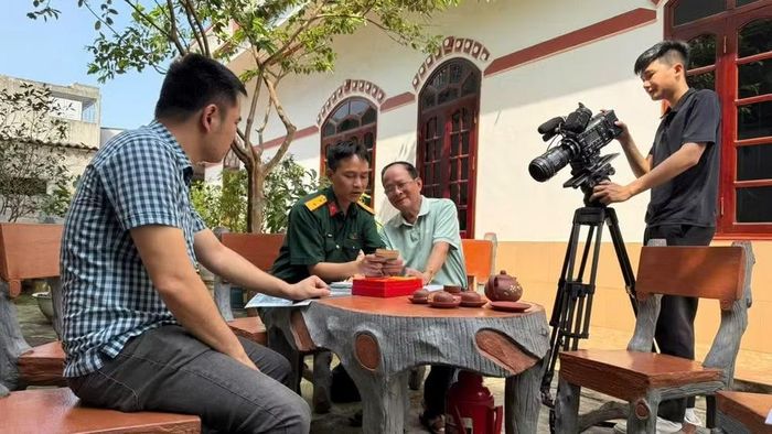Đoàn làm phim trong quá trình ghi hình bộ phim. (Ảnh: Điện ảnh Quân đội Nhân dân cung cấp)