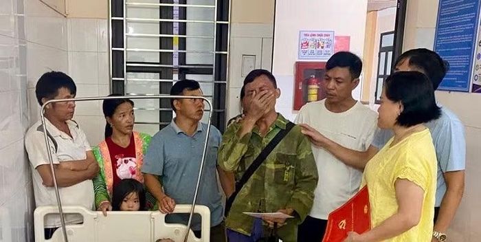 Đại diện lãnh đạo xã Mường Nhé cùng các đoàn thể đến thăm, chia buồn với gia đình nạn nhân.