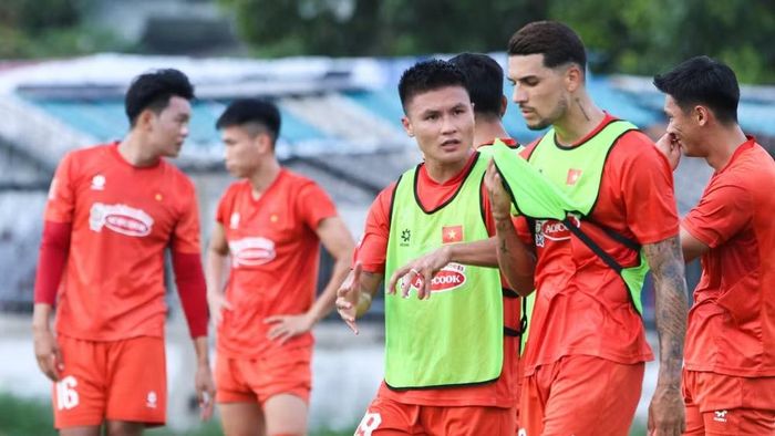 Quang Hải trao đổi cùng Đỗ Hoàng Hên trên sân tập. (Ảnh: VFF)